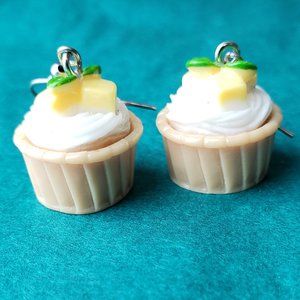 2/15$ NWOT yellow  cupcakes earrings